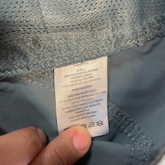 Eddie Bauer dust blue hiking short. Mesh pockets and quick dry fabric. Size 10 - Picture 5 of 6